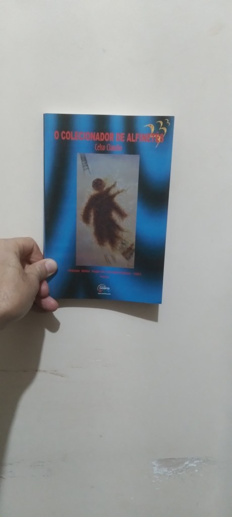 O COLECIONADOR DE ALFINETES, DE CELSO&nbsp;CLÁUDIO